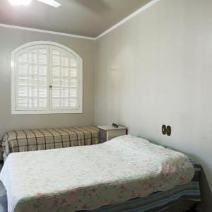 - une chambre avec un lit et une fenêtre dans l'établissement Hostel na Rota da Serra Gaúcha, à Taquara