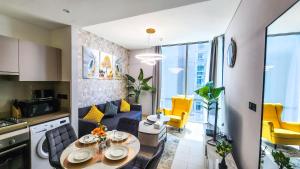 eine Küche und ein Wohnzimmer mit einem Tisch und Stühlen in der Unterkunft STAY BY LATINEM Luxury 1BR Holiday Home CVR B2601 near Burj Khalifa in Dubai