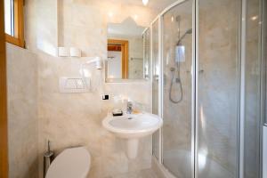 A bathroom at Hotel Rierhof