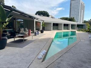สระว่ายน้ำที่อยู่ใกล้ ๆ หรือใน Boomerang House - Luxury House next to City Park