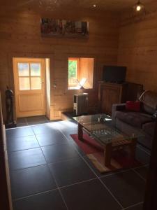 TV a/nebo společenská místnost v ubytování Appartement une chambre dans ancienne ferme