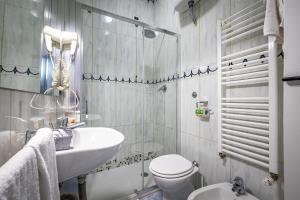 biała łazienka z umywalką i toaletą w obiekcie HOTEL VENETO Centro Storico di Firenze we Florencji +37 zdjęć