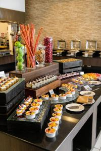 una línea de buffet con muchos tipos diferentes de comida en Acacia Premier Hotel, en Kisumu