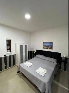 een slaapkamer met een bed met twee handdoeken erop bij Casa vacanza Da Totore in Napels