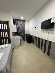 een kamer met een bed en een tv aan de muur bij Casa vacanza Da Totore in Napels +5 foto's