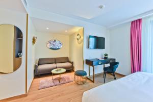 une chambre d'hôtel avec un lit et un bureau dans l'établissement Hôtel La Villa Port d'Antibes & Spa, à Antibes