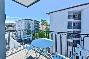 d'un balcon avec une table et des chaises bleues. dans l'établissement Hôtel La Villa Port d'Antibes & Spa, à Antibes
