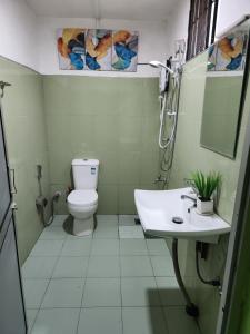 uma casa de banho com um WC e um lavatório em Nature Springs Belihul oya em Balangoda