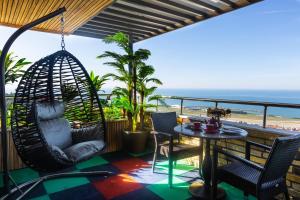 een veranda met een hangmat en een tafel en stoelen bij Andalouse Elegant Suite Hotel in Trabzon