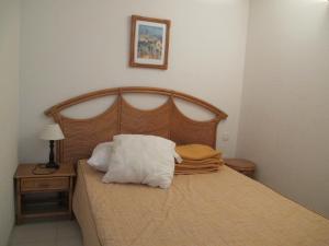 a bedroom with a bed with two pillows on it at Appartement lumineux avec VUE MER pour 6 personnes in Valras-Plage