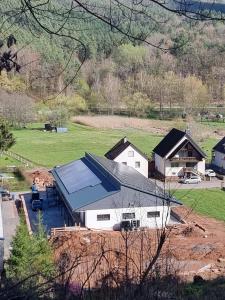 Bruchweiler-BärenbachにあるPfalztraum Fewo'sの屋根に太陽光パネルを設けた家