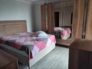Ein Bett oder Betten in einem Zimmer der Unterkunft شقة للايجار اليومي جديدة - يومرا كاشستو
