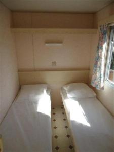 Postel nebo postele na pokoji v ubytování CAMPING LES EMBRUNS 3*