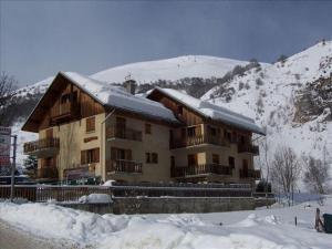 ヴァロワールにあるAppartement Valloire, 3 pièces, 6 personnes - FR-1-263-75の山頂雪の大きな建物