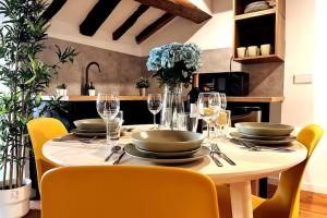 een tafel met borden en glazen in de keuken bij El Mar de Casa en Cudillero by Batuecas in Cudillero