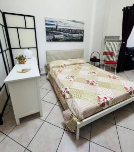 Dormitorio pequeño con cama y mesa en Monolocale Maria Vittoria, en Turín