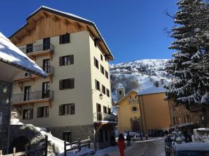 ein Gebäude im Schnee neben einem Baum in der Unterkunft Appartement Valloire, 4 pièces, 8 personnes - FR-1-263-214 in Valloire