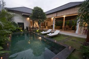 Der Swimmingpool an oder in der Nähe von Sandi Agung Villa