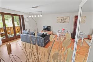 クランにあるJoli appartement au centreの青いソファとテーブルのあるリビングルーム
