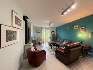 a living room with two chairs and a couch at Eiherabidia in Orsanco