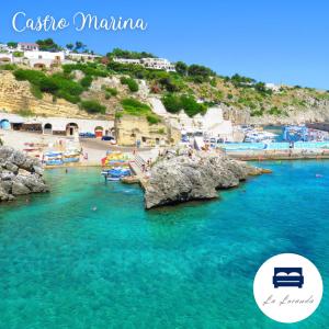 vistas a una playa con agua azul y rocas en La Locanda, en Nociglia