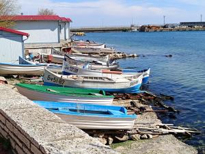 un grupo de barcos están atracados en el agua en Апартамент Арките, en Balchik