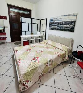 1 dormitorio con 1 cama con edredón en Monolocale Maria Vittoria, en Turín