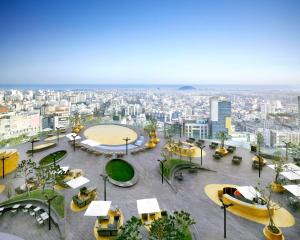 een uitzicht op de stad vanuit een gebouw bij Grand Hyatt Jeju in Jeju-stad