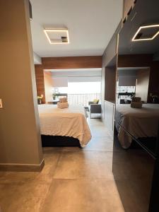 Cet appartement comprend une chambre avec deux lits et un salon. dans l'établissement Studio Apartamento - Bela Vista São Paulo Centro, à São Paulo
