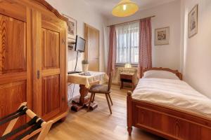 Schlafzimmer mit einem Bett, einem Tisch und einem Schreibtisch in der Unterkunft Hotel Bayerischer Hof in Bodenmais