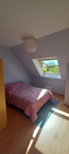 - une chambre avec un lit dans une pièce dotée d'une fenêtre dans l'établissement Maison de vacances - Baie du Mont Saint Michel, à Saint-Jean-le-Thomas
