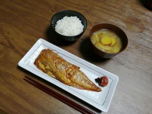 a plate of food with fish and rice and chopsticks at はこにわ｜田舎暮らしが体験できる宿 in Kushimoto