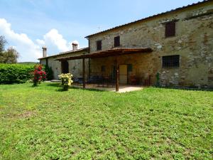 an external view of a building with a yard at SCAPPO IN UMBRIA, Casale Monti in Montoro