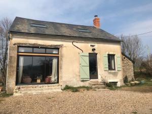 a small house with a large window on it at Les Chaumes en Morvan in Préporché