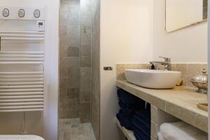 a bathroom with a sink and a shower at Les Chaumes en Morvan in Préporché +11 photos