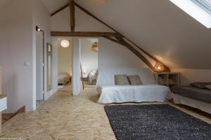 A bed or beds in a room at Les Chaumes en Morvan