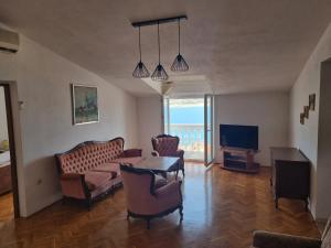 Televízia a/alebo spoločenská miestnosť v ubytovaní Villa Nena in central Dalmatia