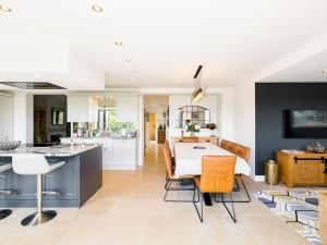 En restaurant eller et spisested på Pass the Keys Stylish 3Bed Family Home Warwick with Parking