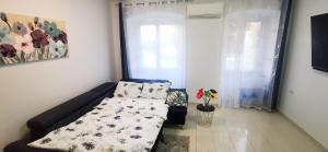 - un salon avec un canapé dans l'établissement Elegance Suite - "100m from the Beach with Free Parking and Garden", à Opatija