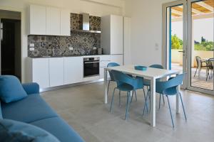 una cucina e un soggiorno con tavolo e sedie di Terra Home Resort a Spongano