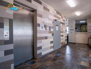 un pasillo con una puerta de metal en un edificio en Sandy Beach Hotel, en San Juan