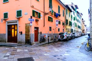 una strada con auto parcheggiate di fronte agli edifici di Ghibellina Apartment in the heart of the city a Firenze