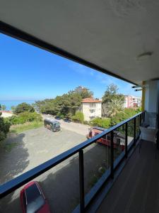 - un balcon avec vue sur le parking dans l'établissement Deluxe Beach Residence, à Samsun