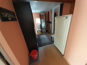JockgrimにあるFerienwohnung Caminoの鏡とドアのある廊下のある部屋