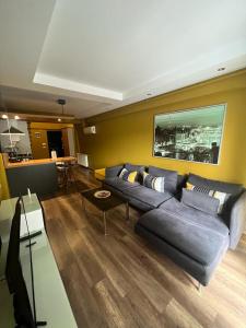 uma sala de estar com um sofá e uma mesa em Deluxe Beach Residence em Samsun