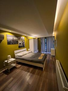 1 dormitorio con 1 cama grande en una habitación en Deluxe Beach Residence, en Samsun