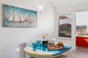 un comedor con una mesa con un plato de comida. en Apartments with a parking space Mlini, Dubrovnik - 8566, en Mlini