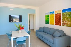 Terra Home Resort في Spongano: غرفة معيشة مع أريكة وطاولة