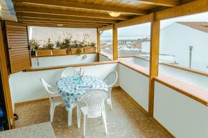 un balcón con mesa y sillas en un yate en Calasetta Comfy Apartment x5 - w/ Terrace, en Calasetta