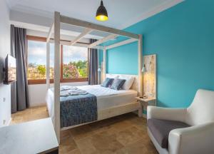 カシュにあるNest Gunay Otelのベッドルーム1室(天蓋付きベッド1台、窓付)